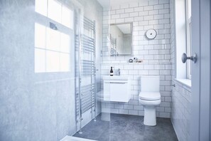 Badekar, hårføner og sjampo