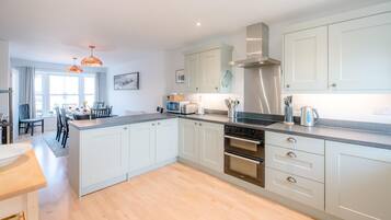 Rumah (3 Bedrooms) | Dapur pribadi | Microwave, oven, kompor, dan mesin pencuci piring