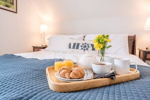 3 bedrooms, laptop workspace, iron/ironing board, travel cot - Rest Ashored, Aldeburgh (Aldeburgh)
