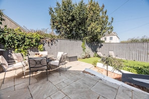 Outdoor dining - Settled In at Aldeburgh From Air Manage Suffolk (Aldeburgh)