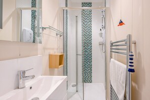 Talo (3 Bedrooms) | Kylpyhuone | Kylpyamme, pyyhkeet, sampoo