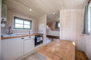 Chalet (1 Bedroom) | Private kitchen