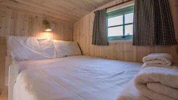 Chalet (1 Bedroom) | 1 bedroom, bed sheets