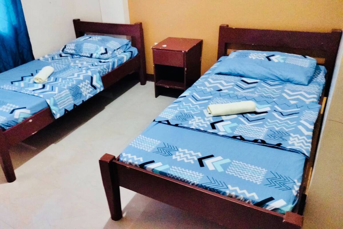 Habitación estándar con 2 camas individuales | Wifi gratis y ropa de cama