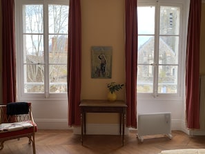 Romantic Room (Chambre Romeo & Juliette) | Premium bedding, individually decorated, individually furnished, desk - YXIE - Manoir des Arts (Villeblevin)