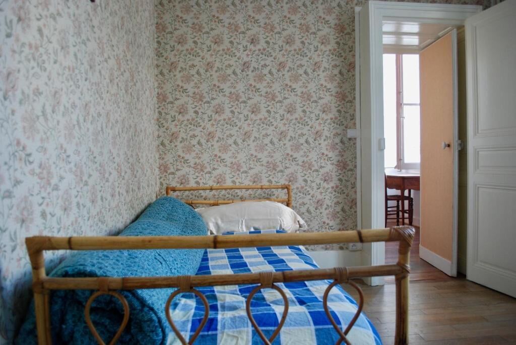 Romantic Suite (Suite Camus) | Premium bedding, individually decorated, individually furnished, desk