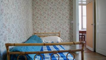 Romantic Suite (Suite Camus) | Premium bedding, individually decorated, individually furnished, desk