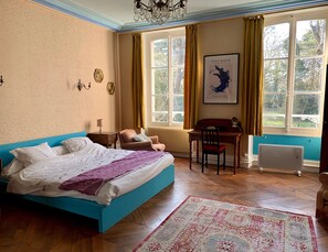 Dreibettzimmer (Chambre Yves) | Hochwertige Bettwaren, individuell dekoriert, individuell eingerichtet