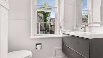 Douche, sĂšche-cheveux