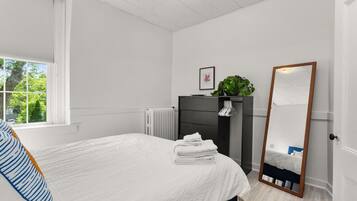 3 chambres, bureau, fer et planche Ă repasser, lit parapluie