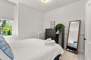 3 bedrooms, desk, iron/ironing board, travel crib