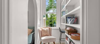 Physician`s Loft in the heart of downtown with 2 Free Parking Spots