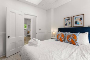 3 habitaciones, escritorio y tabla de planchar con plancha 