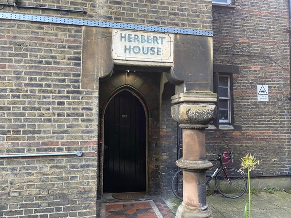 Apartment | Exterior detail - Victorian Building - Sleeps 5 - Pet Friendly (London)