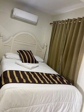 Room, 1 Queen Bed | Premium bedding, free WiFi, bed sheets