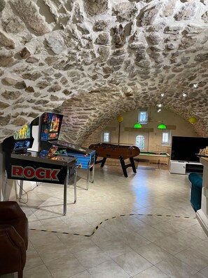 Game room - Charming F5 6/ 8 pers 110m2, in large grounds, heated pool near Ardèche. (Aubenas)