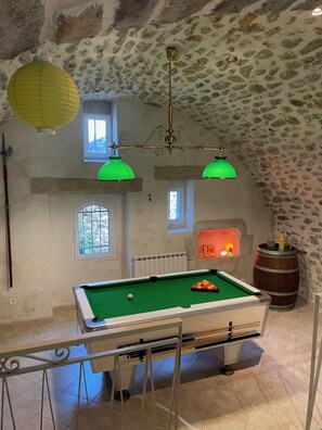 Game room - Charming F5 6/ 8 pers 110m2, in large grounds, heated pool near Ardèche. (Aubenas)