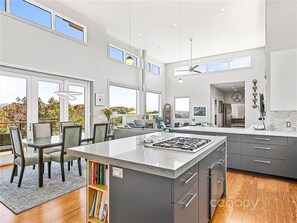 Refrigerador, microondas, horno y cafetera y tetera 