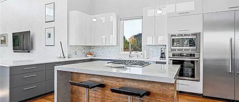 Réfrigérateur, four à micro-ondes, un four, cafetiÚre-théiÚre