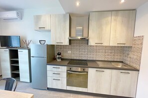 Kjøleskap, ovn, oppvaskmaskin og kaffetrakter/tekoker