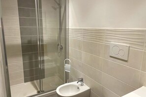 Douche, sèche-cheveux, bidet, serviettes fournies