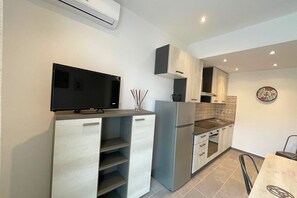 Een koelkast, een oven, een vaatwasser, een koffiezetapparaat/waterkoker