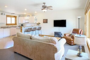 Fernseher, Kamin, Arbeitsbereiche