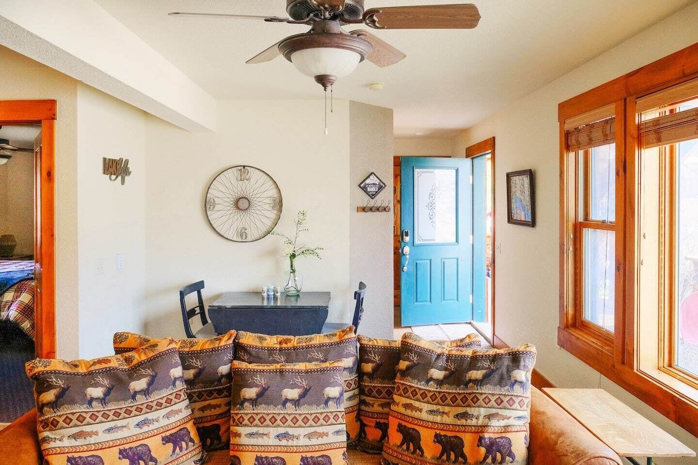 テレビ、暖炉、書斎 / ワークスペース