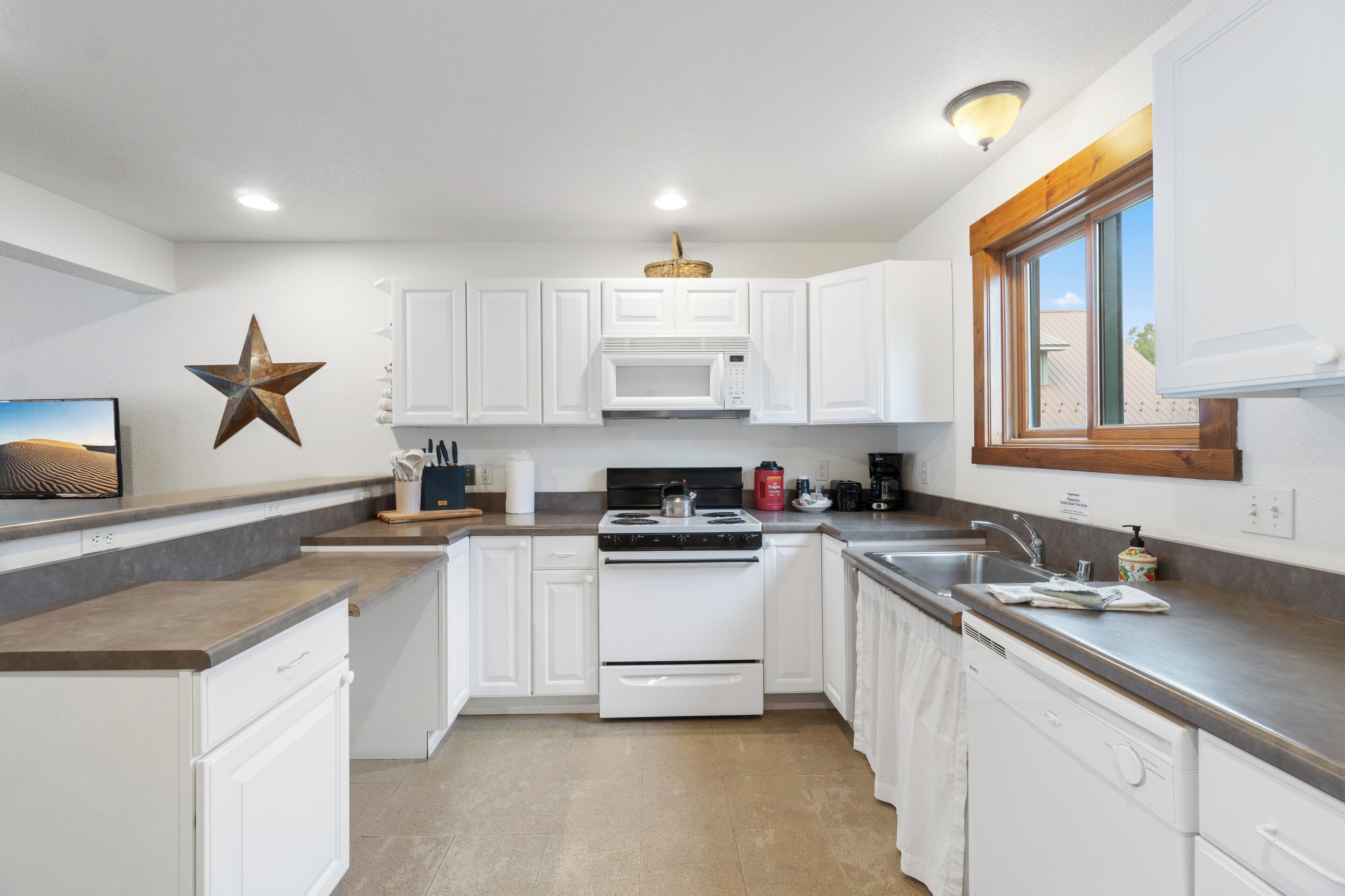 Kylskåp, mikrovågsugn, ugn och spishäll