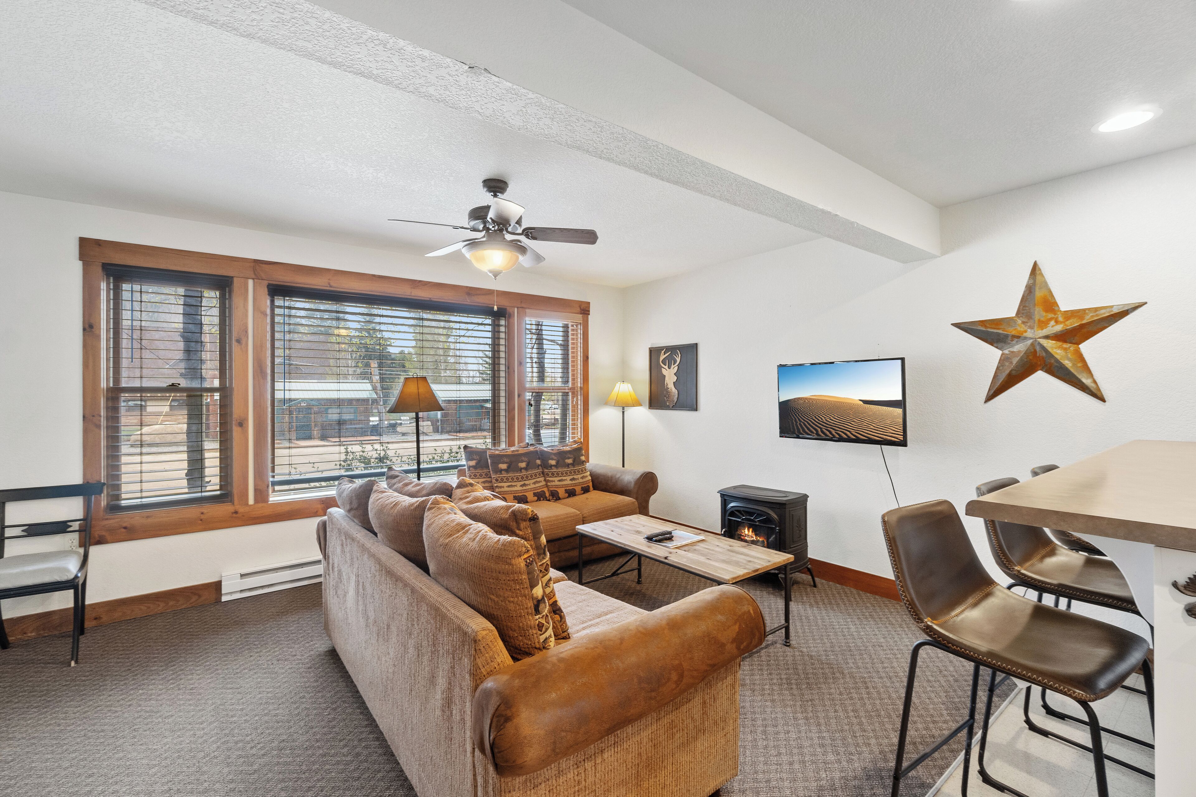 テレビ、暖炉、書斎 / ワークスペース