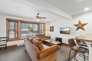 Televisie, een open haard en een kantoor