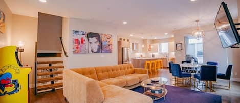 Televisión, chimenea y oficina