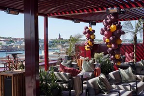 3 bars/lounges