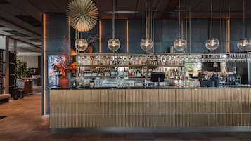 3 bars/lounges