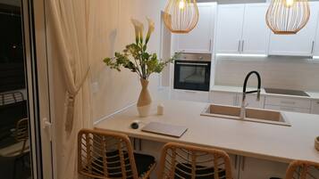 Een koelkast, een oven, een vaatwasser, een koffiezetapparaat/waterkoker