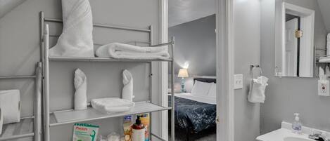 1 habitación, escritorio, wifi gratis y ropa de cama