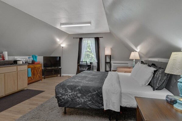 1 bedroom, desk, free WiFi, bed sheets - WhiteOak Studio @ Patterson Place / 1Gig AT&T Fiber (Durham)