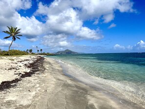 Beach nearby - Bright and cheerful island bungalow w/ ocean views (New Castle)