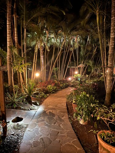 Bright and cheerful island bungalow w/ ocean views