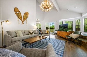 Smart TV, caminetto, videogiochi, impianto stereo