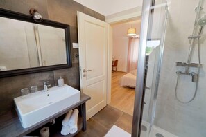 Villa | Baño | Regadera, tina profunda, bidet, toallas 