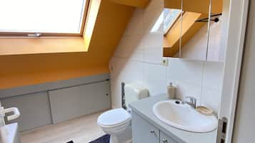 Apartment | Bathroom | Combined shower/tub, deep soaking tub, hair dryer, towels