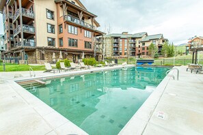Una piscina al aire libre, una piscina climatizada