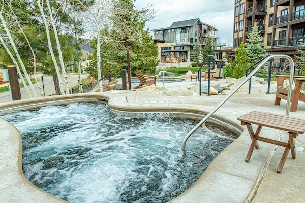 Una piscina al aire libre, una piscina climatizada