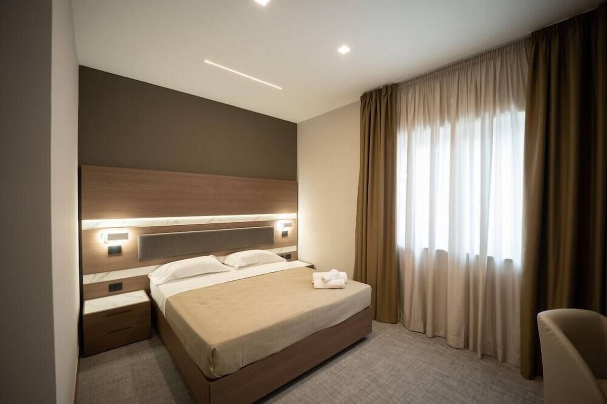 Roupas de cama premium, frigobar, cofres nos quartos