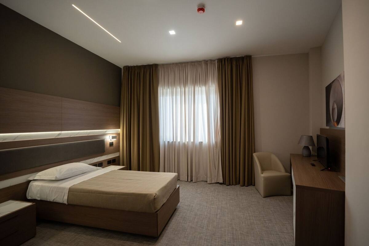 Roupas de cama premium, frigobar, cofres nos quartos