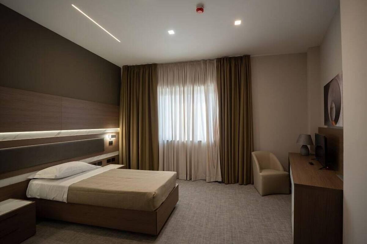 Roupas de cama premium, frigobar, cofres nos quartos