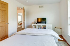 Desk, iron/ironing board, WiFi, bed sheets - Hilltop Country Home with Panoramic Views – Peaceful and Private Retreat (Walton)