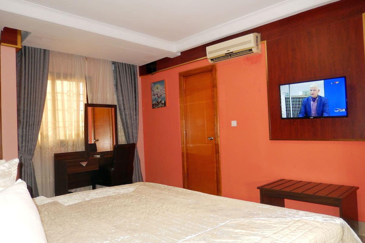 in-room safe, individually decorated, individually furnished, desk