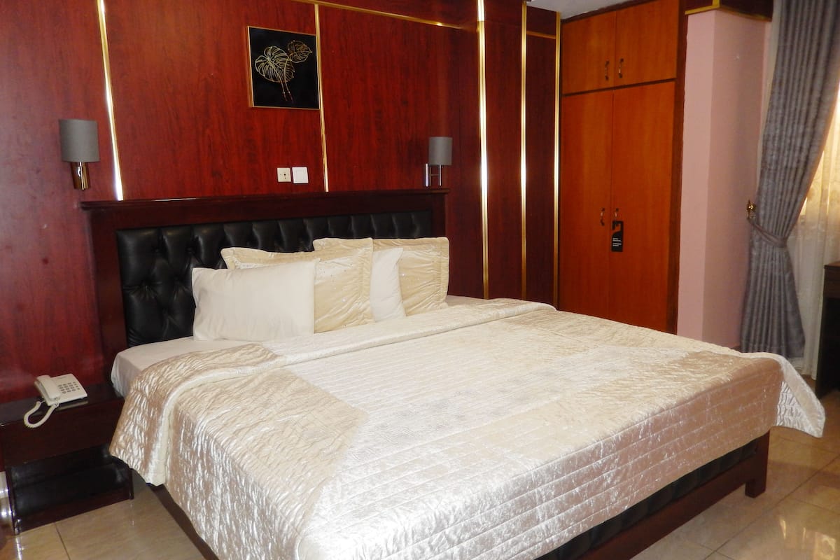 in-room safe, individually decorated, individually furnished, desk